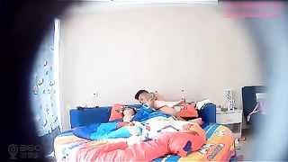 偷拍刚睡醒的朋克头捏一把美女然后各种姿势来一炮