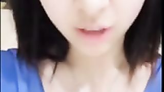 大胆女主播在机场候机大厅等飞机被狼友忽悠玩露出