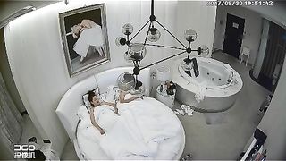 套房偷拍丰满白嫩气质美女不停的索要足足干了3次才放过小鲜肉情人