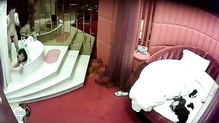 情趣酒店水滴监控TP高素质美女和瘦男友浴缸干到床上对白清晰