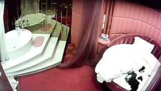 情趣酒店水滴监控TP高素质美女和瘦男友浴缸干到床上对白清晰
