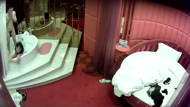 情趣酒店水滴监控TP高素质美女和瘦男友浴缸干到床上对白清晰