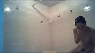 摄像头偷拍到的女友闺蜜卫生间沐浴洗澡颜值超高阴毛浓密性感