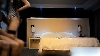 AV大神和朋友一起3P轮奸丰满漂亮的女社长高挑性感想着法的干嘴里吃着鸡巴后面干着太刺激了美女真耐操完整版