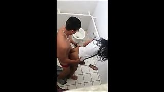 商场公共卫生间偷拍到一对男女一流的拍摄角度最后被发现了