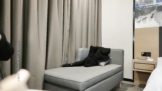 高端外围女神3K约的，长腿黑丝极品，小哥干完后觉得不值了，逼着要退1K，把妹子都急哭了