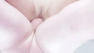 剧情演绎气质美女两个少妇勾搭快递小哥，无毛肥逼小皮鞭摩擦插入，舔屌口硬大屁股上位骑坐，两个少妇轮换着操