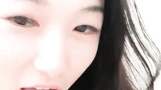 【战神VS良家】夏日炎炎，户外野战，离异美熟女跟情人公园草地露出，跳蛋塞穴，公厕啪啪爆菊，淫水顺腿流，劲爆刺激