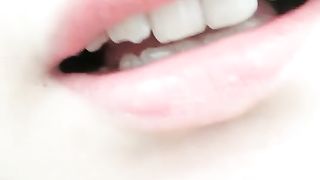 【战神VS良家】夏日炎炎，户外野战，离异美熟女跟情人公园草地露出，跳蛋塞穴，公厕啪啪爆菊，淫水顺腿流，劲爆刺激