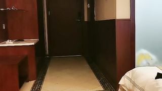 成熟的骚姐姐约粉丝酒店见面激情啪啪，全程露脸口交大鸡巴让小哥各种体位抽插主动上位要榨干小哥的节奏刺激