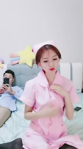 米拉和主人的幸福生活今晚玩制服诱惑护士装，性感黑丝红唇吊带内裤，舔屌口交上位骑坐抽插，后入猛操多次喷水