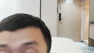 风骚美少妇和精壮大屌小伙在酒店开房干羞羞的事情，太饥渴了淫水把菊花和阴毛都打湿得一塌糊涂