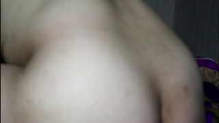 美女同学参加聚会被猥琐小伙灌醉带回出租屋随意玩弄