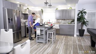 【69堂精品】成年动作片AV免费网站，兄弟三看电子，大奶子熟妇直接在旁边做爱，内射