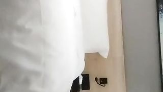 【69堂精品】【千人斩探花】，气质小姐姐，风情万种，健谈开朗，聊天调情好像情人相会，C罩杯美乳，猛男狂干娇喘连连