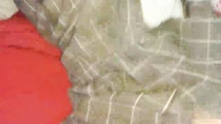 美丽的女学生在醉酒时接受他妈的