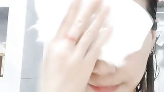 【69堂精品】双胞胎姐妹花浴室诱惑贫乳小奶子翘起美臀拍打