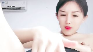 【69堂精品】性感空姐小黄瓜尽根没入插入骚逼抽插02