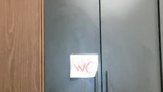 【69堂精品】御姐妹子黑丝袜按摩推油安慕希酸奶湿身