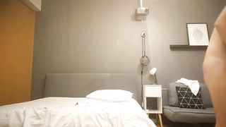 外围场，外表清纯22岁小姐姐中场换套吹硬继续搞