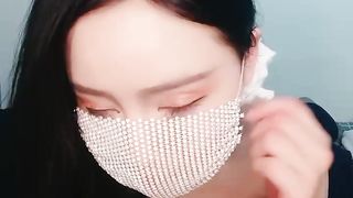 成都范冰冰居家侧头美乳小淫穴坐插大屌