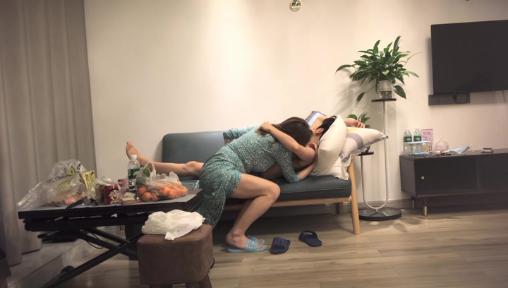 极品美人妻风情万种俏佳人小伙舌吻调情极致享受