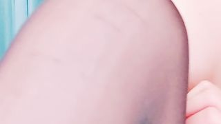 白嫩少女直播玩弄小穴狂抽插着呢里喷尿