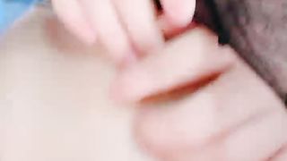 粉嫩骚穴被手指掰开玩弄菊花玩得呻吟不停