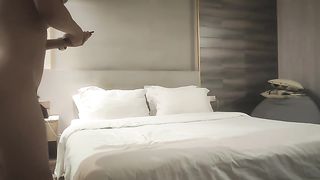 精品美人妻，找寻母爱的感觉，暴插白臀，这姿势真养眼