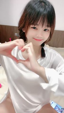 卡哇伊两根小辫子萌妹娇小身材全裸自慰扣穴