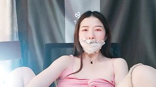 嫩模苏苏苏椅子上侧漏淫穴大美腿美足好白