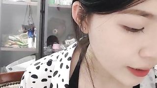 【69堂精品视频】湖南妹子极品美乳阴毛长阴唇粉让人心动的初恋女神