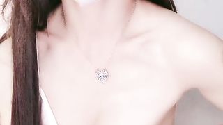 金小腰黑丝御姐挑逗自慰湿漉漉的小穴