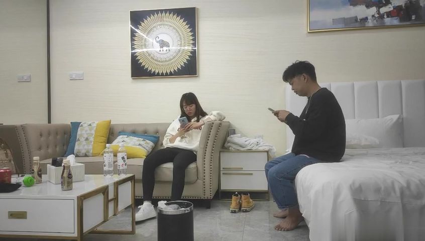 【69堂精品视频】休学中大学妹子带上眼镜挺斯文跪着猛吸屌