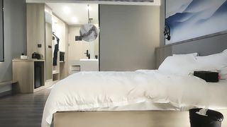 【69堂精品视频】小马寻花门票3500网约极品外围女神翘臀美乳