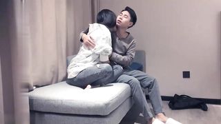 【69堂精品】约妹子在沙发啪啪蹲着口交上位骑坐后入抽插猛操