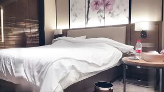 【69堂精品】约操小熊帽可爱女孩啪啪操柔情热吻操到高潮