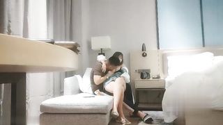 【69堂免费视频】小锋寻花刚下海的羞涩女孩摸弄大鸡巴侧入深插