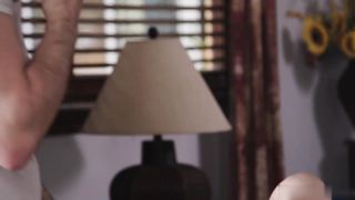 【69堂免费视频】性感的小金发女郎莉莉·拉里玛想要她的继父的大公鸡