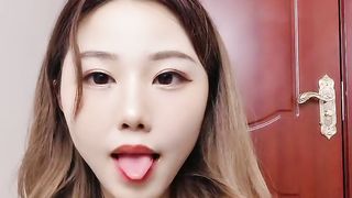 【69堂免费视频】给狼友叫爸爸丝袜小骚货道具不停抽插射我嘴里