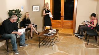 【69堂免费视频】在性治疗中拥有三人大鸡巴挨边后入打桩