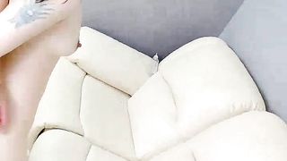 【69堂免费视频】小乔粉嫩少女主动吃鸡巴摸弄蛋蛋上位骑乘高潮