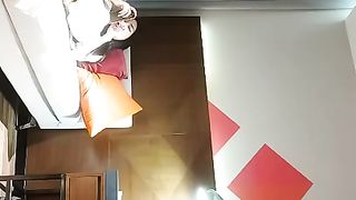 【69堂免费视频】化妆品专卖店的小三被打 衣服都扒奶子都露出来了太暴力 骑着凑 别说还挺漂亮
