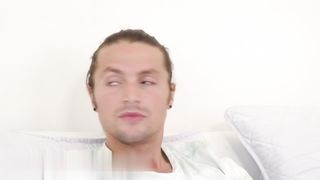 【69堂免费视频】火辣红发杰西卡·瑞安在丈夫外出时照顾好她的继子