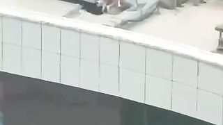 【69堂免费视频】天台门事件中学情侣翘课跑到商场天台啪啪解锁各种姿势围观吃瓜群众看得口干舌燥