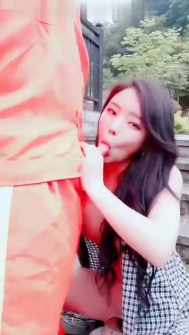 【69堂免费视频】极品户外美娇娘勾搭环卫工人大爷，第一次被含鸡巴