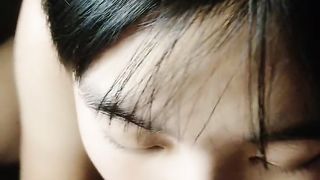 【69堂免费视频】那个叼着鸡巴的女孩好可爱，全程露脸听大哥调教给狼友看，大鸡巴深喉口交舔弄