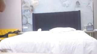 【69堂免费视频】3p场24岁苗条小姐姐情趣黑丝c罩杯美腿前插