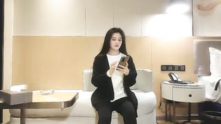 【69堂免费视频】甜美脸蛋，高挑身材干一半突然来人