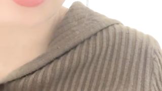 【69堂免费视频】美女厂妹上班偷偷直播，刷礼物就给你看逼